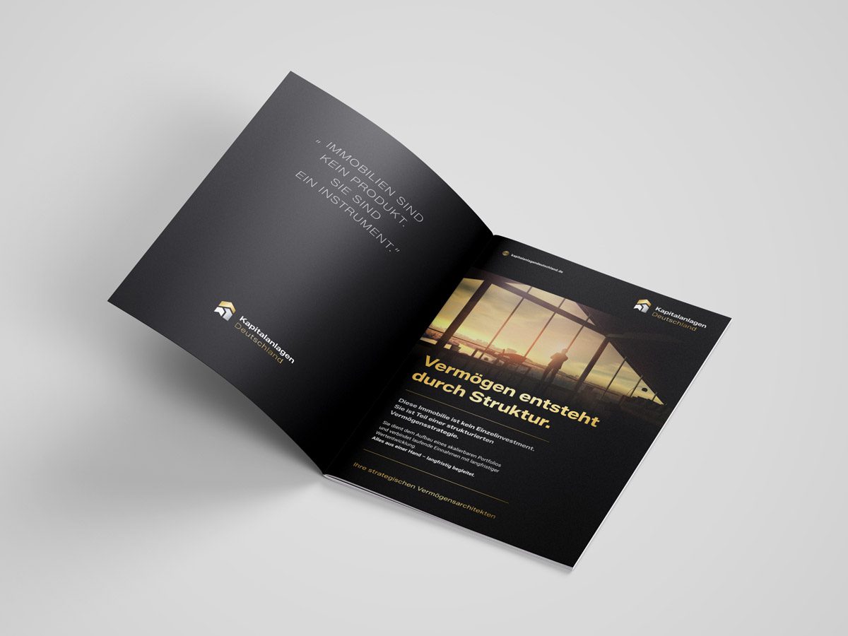 Geöffnete Broschüre über Immobilieninvestitionen mit grafischen Elementen.